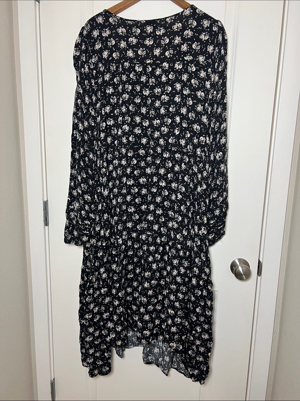 Torrid Black Floral Dress Size 4 (28/30) - Picture 3 of 6